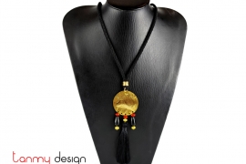 Necklace designed with round pendant and black stone